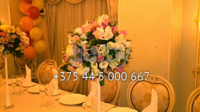Украшение банкетного стола цветочными композициями на вазах-эльфийках