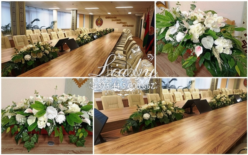 Белые цветы и зелень в композициях для украшения конференц зала