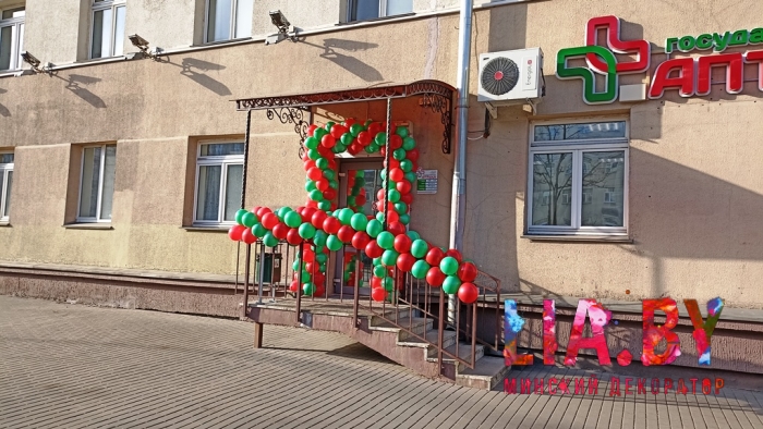 Красно-зеленые гирлянды из шаров на открытие аптеки