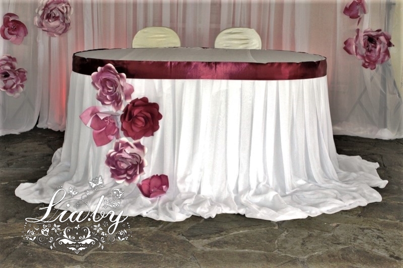 Украшение стола для молодых в цвете марсала и бумажными цветами