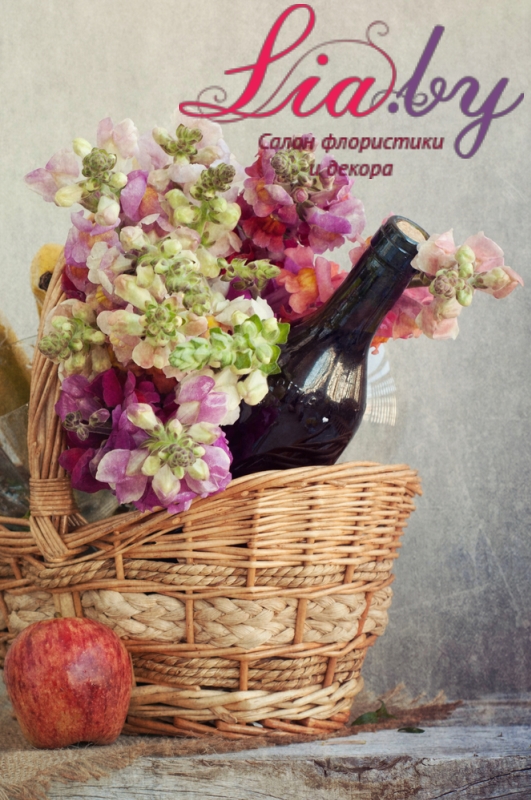 Корзина с цветами, фруктами и вином в подарок на День Святого Валентина