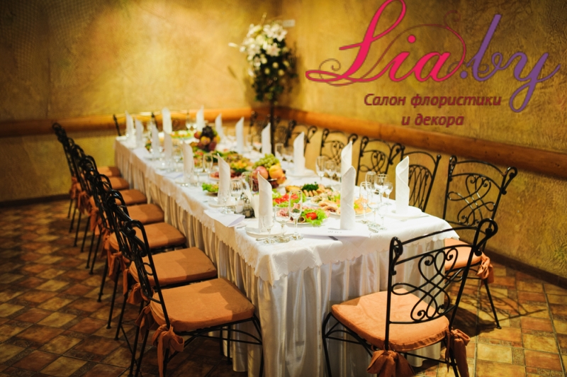 Украшение свадебного стола на свадьбу в скромном, строгом и при этом элегантном стиле. 
