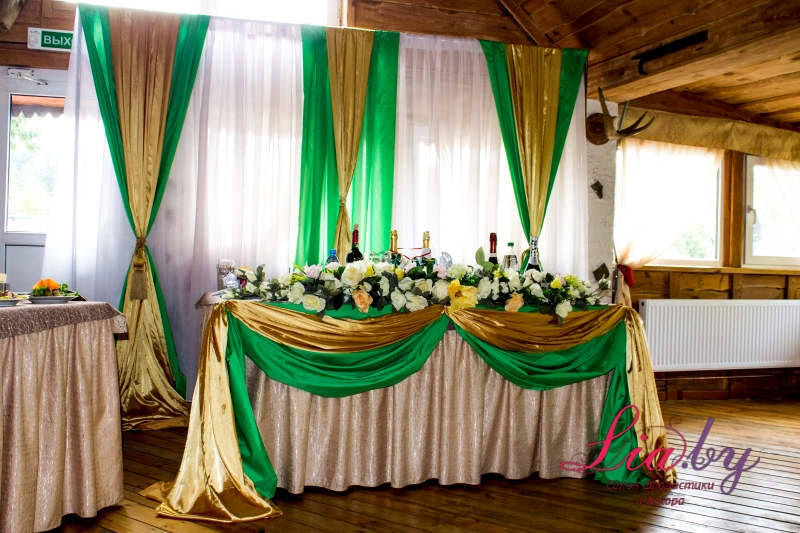 Зеленый с золотым в украшении свадебного банкета