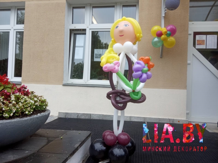 Украшение гимназии № 34 Минска шарами и фигурами школьников из шаров на 1 сентября