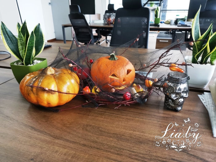 украшение офиса freshly к празднованию halloween, паутина, пауки, тыква, шляпа ведьмы, скелеты