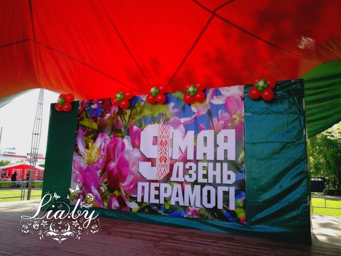 Украшение баннера на сцене цветами из шаров