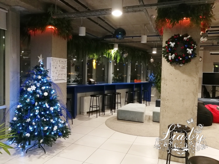 украшенный офис новогоднее украшение офиса Гисмарт
