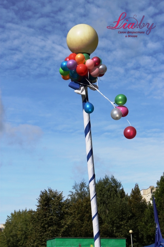Ленты и шары для украшения столбов