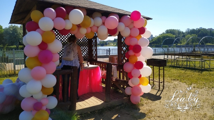 3 года девочке. Украшение шарами белого и розового цвета беседки у кафе Местечко в парке Курасовщина на водохранилище Лошица на детский день рождения