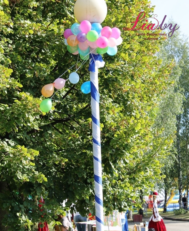 Украшение столба в парке на праздник города