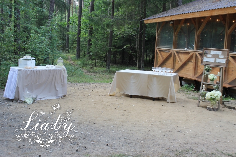 Банкетные столы у беседки на свадьб у- оформление в стиле рустик