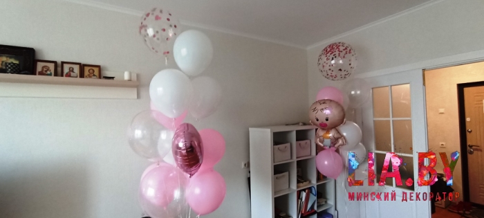 белые и розовые шары для украшения спальни к выписке из роддома мамы с девочкой