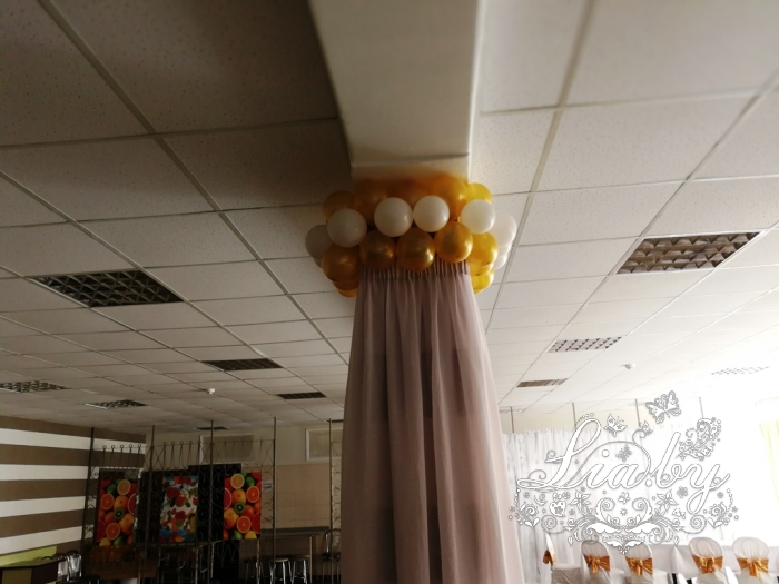 Украшение колонны в столовой на выпускной в средней школе № 66 г. Минска