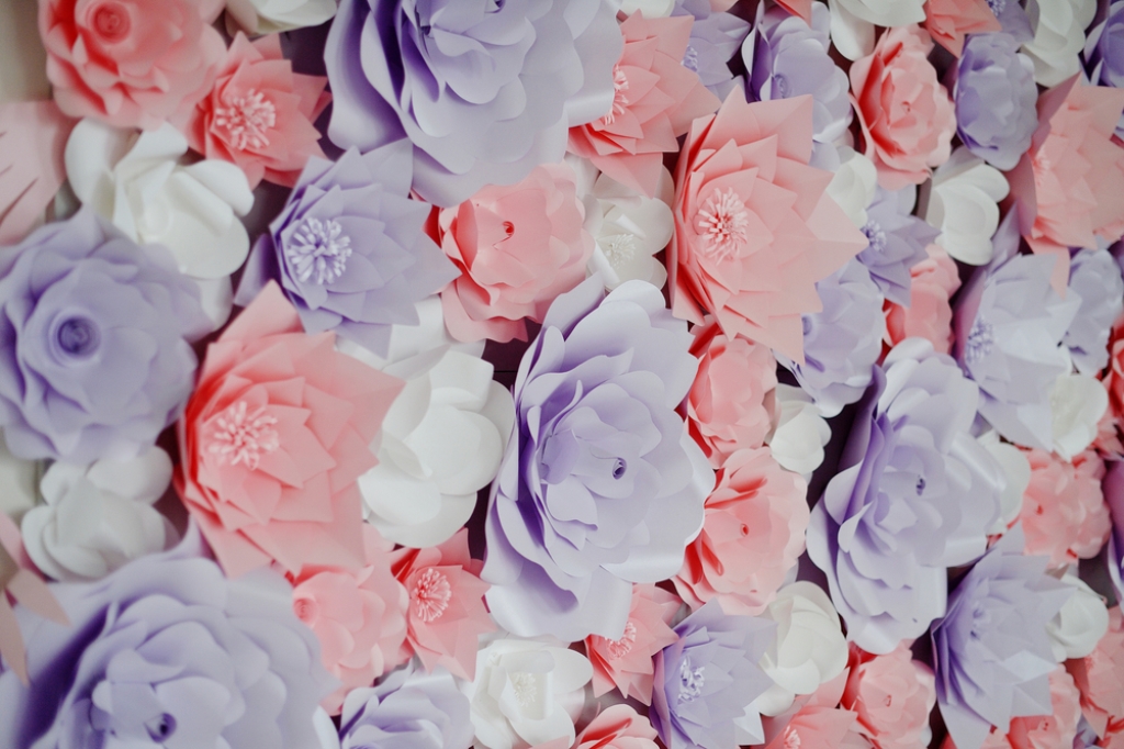Пастельная стена из бумажных цветов