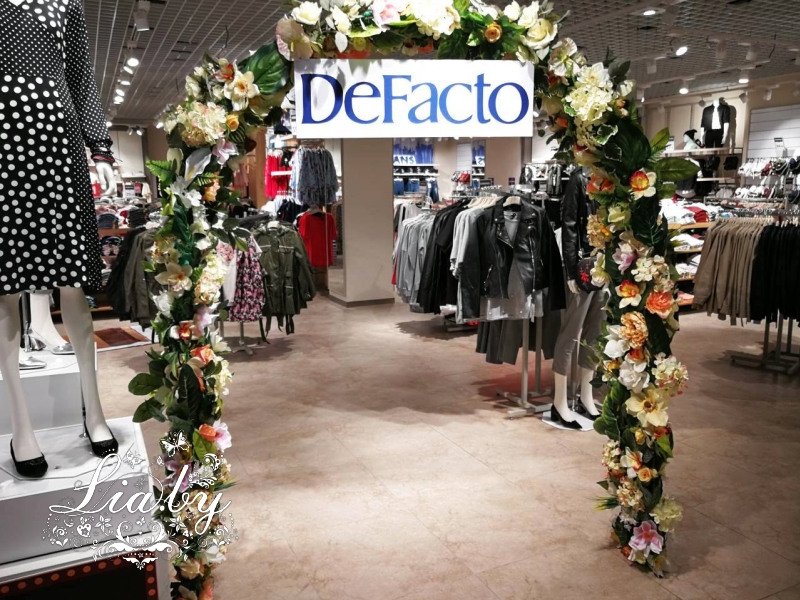 Магазин ДеФакто - украшение цветочной аркой