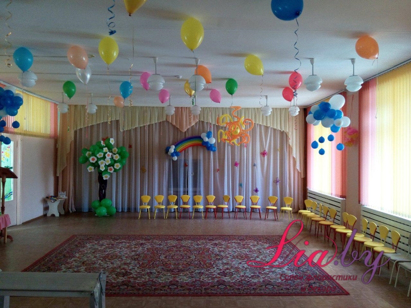 Украшение актового зала воздушными шарами в детском саду
