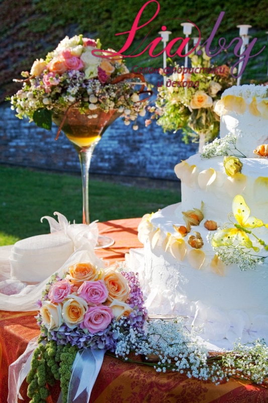 Стол с тортом на свадьбе