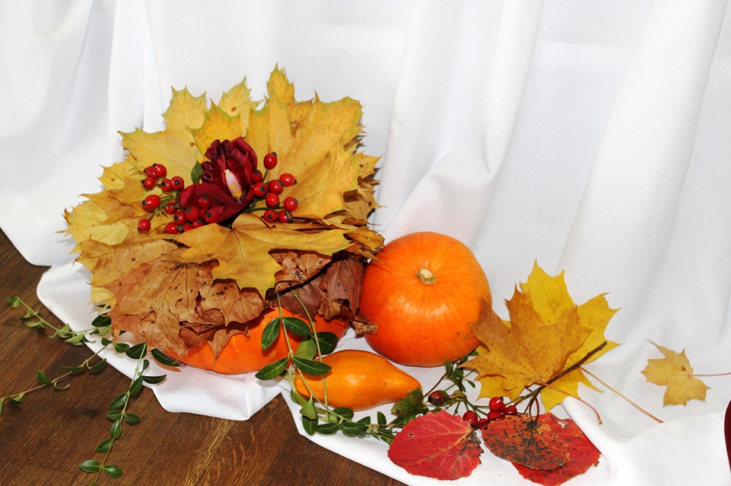 тыквы с листьями в украшении свадебного стола