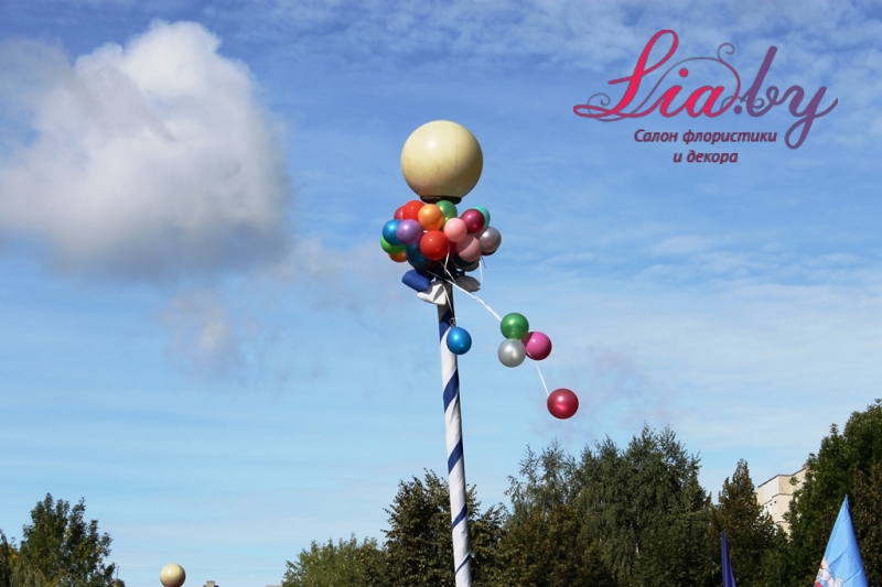 Украшение шарами и лентами столба в парке г. Минска