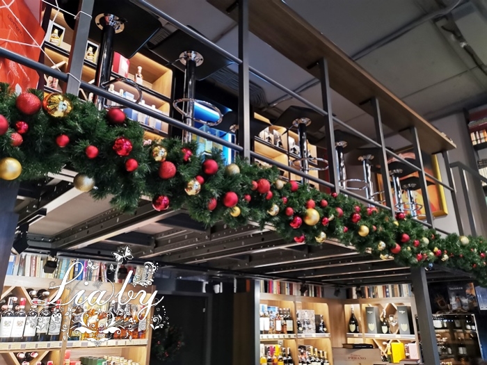 новогоднее украшение магазина алкогольных напитков: украшение парапета второго этажа