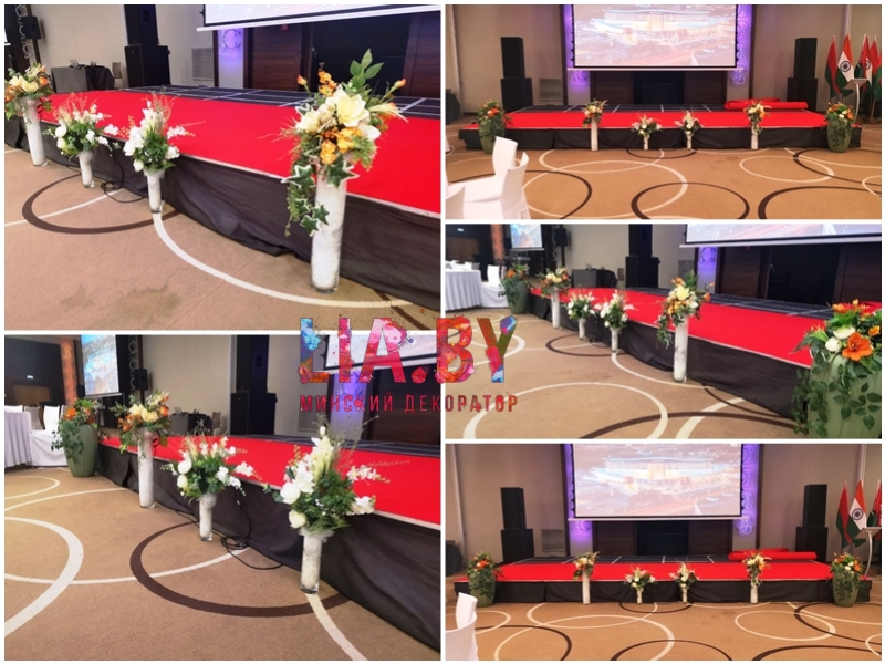 Цветочное украшение сцены на банкет посольства, цветы в вазах