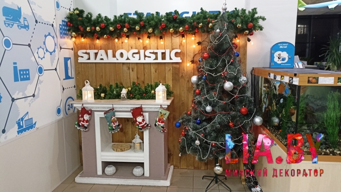 Фотозона со щитом, камином и елью в офисе компании STALOGISTIC на новый год