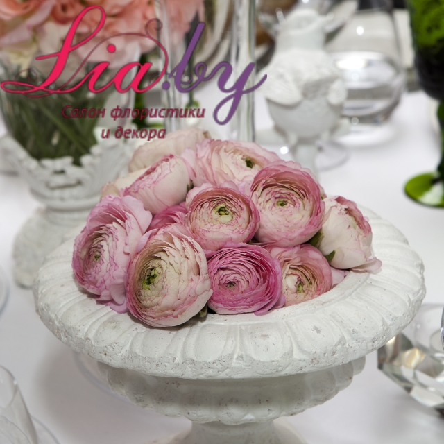 Цветочная композиция из нежно розовых пионовидных роз в белой античной вазе