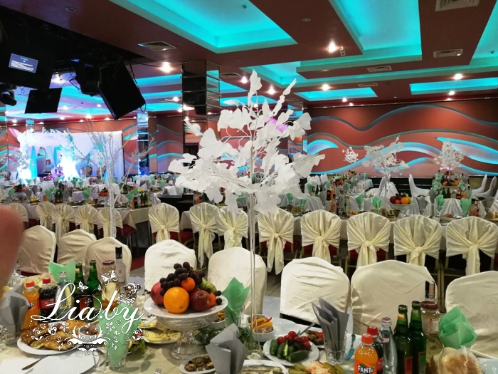 Цветочное оформление столов для гостей на белой свадьбе