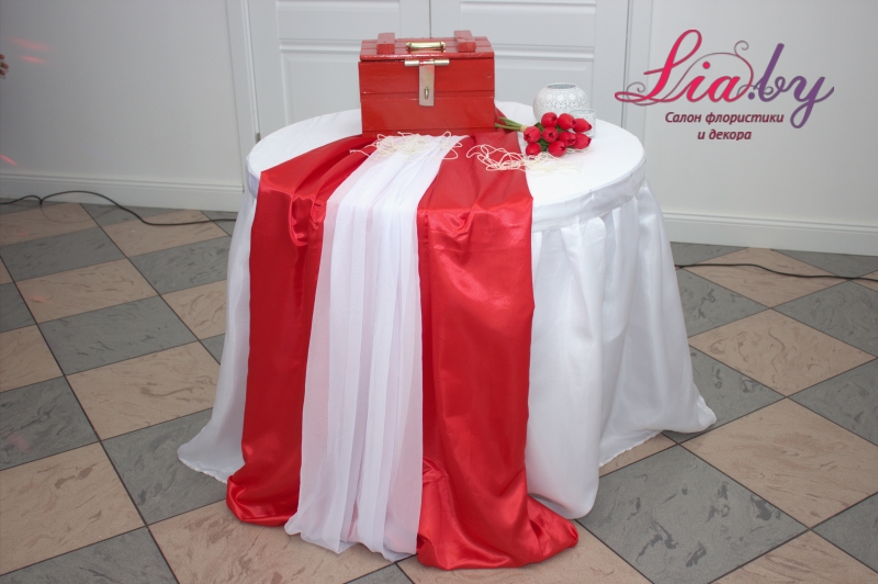 Стол для дарения на свадьбу в красном, красный сундук из дерева