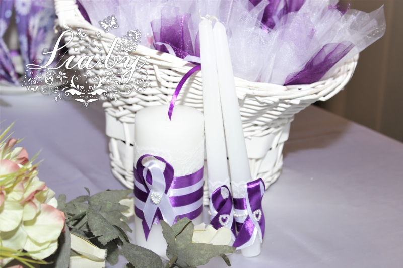 Украшение свечей и корзины в фиолетовом цвете