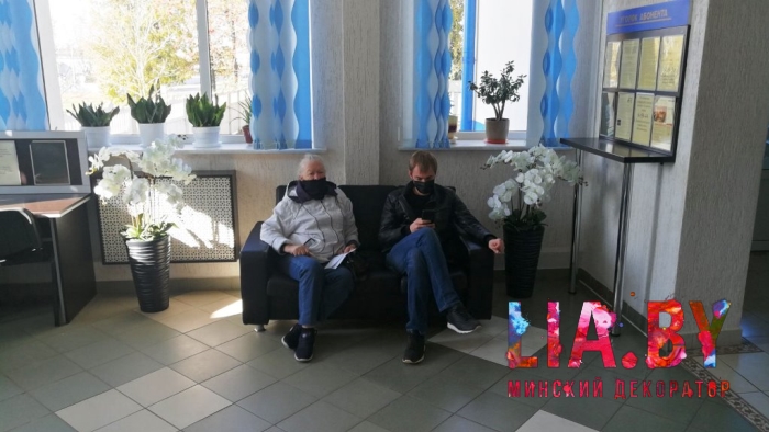 Белые композиции с орхидеями в зал ожидания и пышные консольные в службу Одно окно Белые композиции с орхидеями в зал ожидания и пышные консольные в службу Одно окно