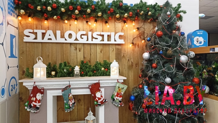 Фотозона со щитом, камином и елью в офисе компании STALOGISTIC на новый год
