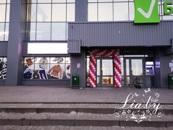 Украшение шарами входа в магазин одежды "Подиум" по ул. Якубова в Минске