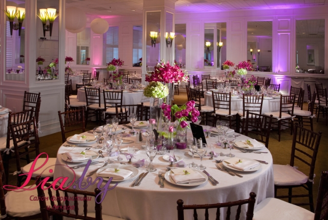 Стулья и столы не украшены, венцом декора являются пышные и высокие цветочные композиции на столах