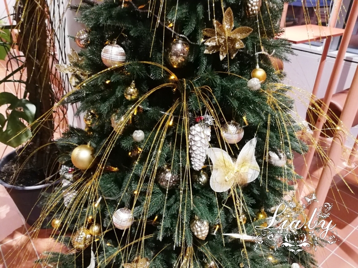 новогоднее украшение офиса Гисмарт ель в золотом цвете
