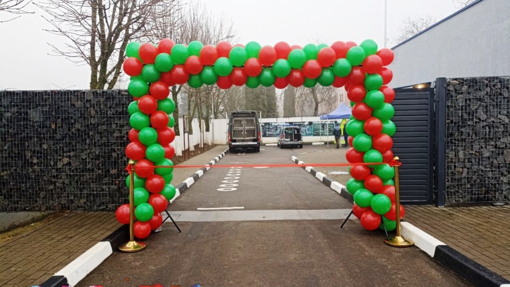 Шары аркой на въезд на объект