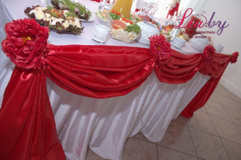 Украшение переднего края стола молодых на красной свадьбе