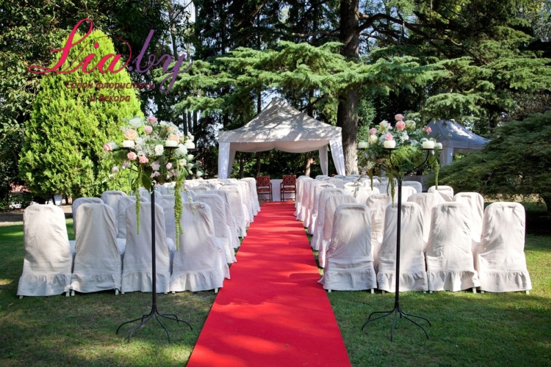 Белый свадебный шатер с красным ковром на выездной регистрации