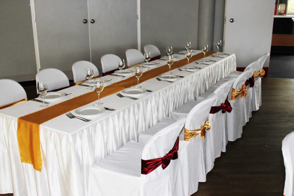 Украшение стола на свадьбе наперонами, чехлами, бантами, скатертями и юбками