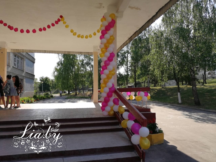 Украшение воздушными шарами входа в среднюю школу № 43 г. Минска