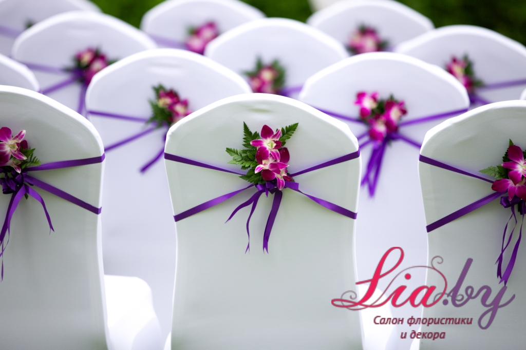 Фиолетовые ленты с цветком на полном чехле стула