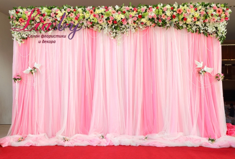 Розовая свадебная ширма с цветами