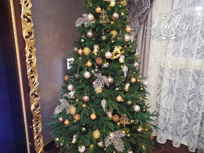 Украшение квартиры к новому году, украшенная ель и хвойная рождественская композиция на журнальный столик