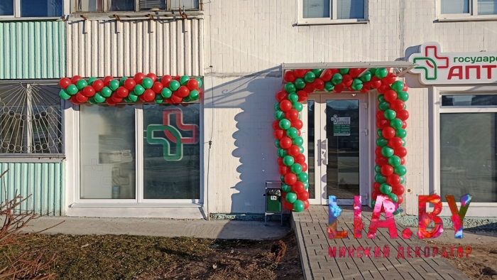 Красно-зеленые гирлянды из шаров на открытие аптеки