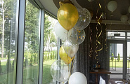 Украшение юбилея к 50 летию в доме белыми, желтыми и серебристыми шарами