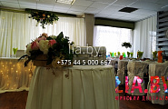 украшение зала на свадьбу шарами и тканями, стол дарения цвета белый и золото в кафе Пралеска