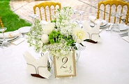 Украшение гостевого столика цветами и нумерация столов