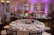 Украшение столов на свадьбу цветами в высоких вазах