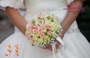 Букет невесты из нежных кремовых и розовых кустовых роз с гипсофилой №31
