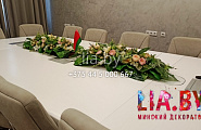 Цветочные композиции для украшения стола для переговоров